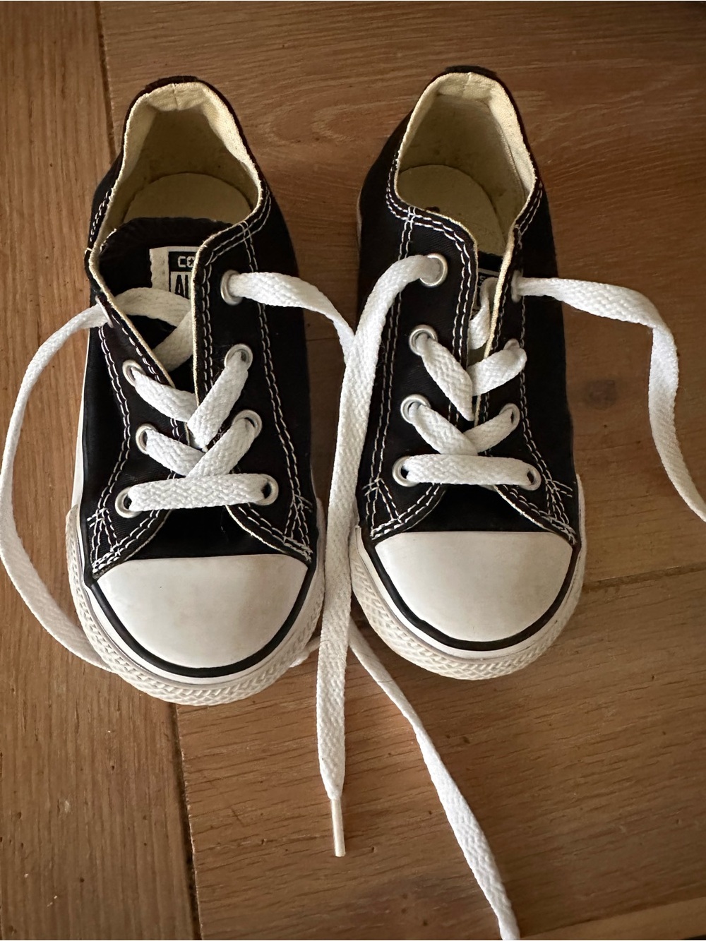 Kids converse size 8. Like new. Black and white.